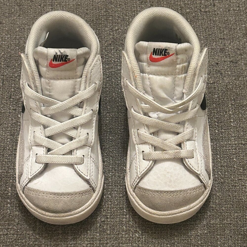 Nike Kids' Blazer Mid '77 Sneaker  SIZE: 7C